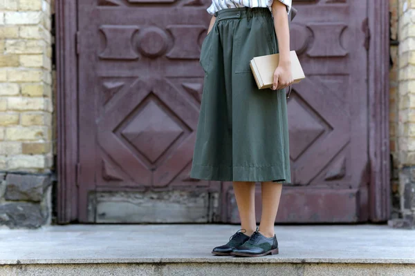 Ragazza alla moda con libro — Foto stock