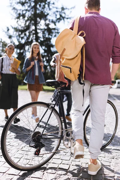 Студент мужского пола с велосипедом — стоковое фото