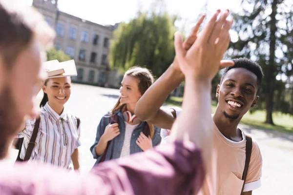 Studenti dando highfive — Foto stock