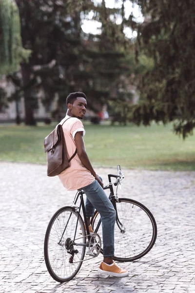 Afro estudante com bicicleta — Fotografia de Stock