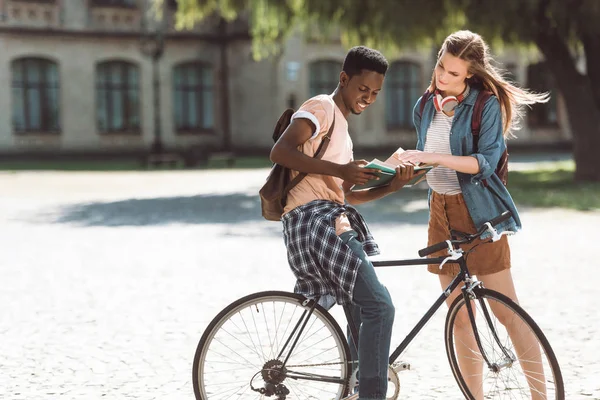 Multiethnisches Paar in der Nähe des College — Stockfoto