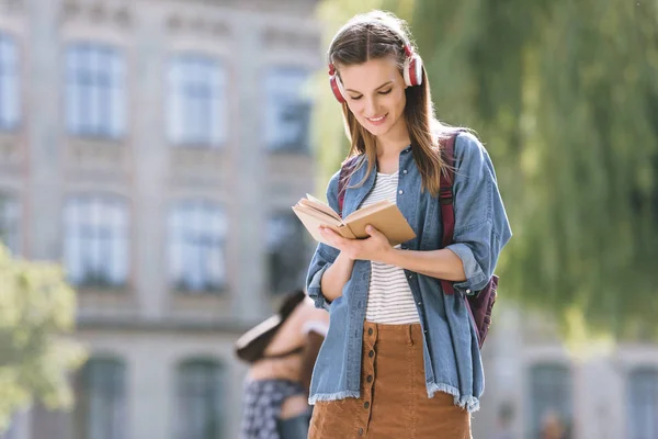 Attraente studente lettura libro — Foto stock