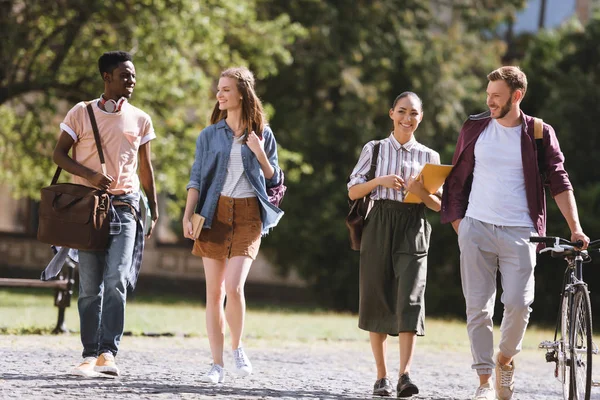 Heureux étudiants multiculturels — Photo de stock