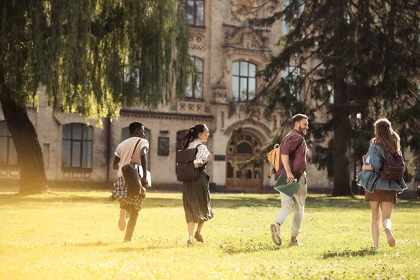 Estudiantes corriendo a la universidad - foto de stock