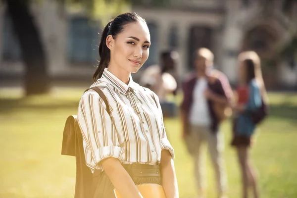 Belle asiatique étudiant — Photo de stock