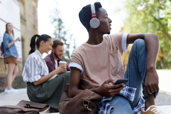 Estudiante afroamericano en auriculares - foto de stock