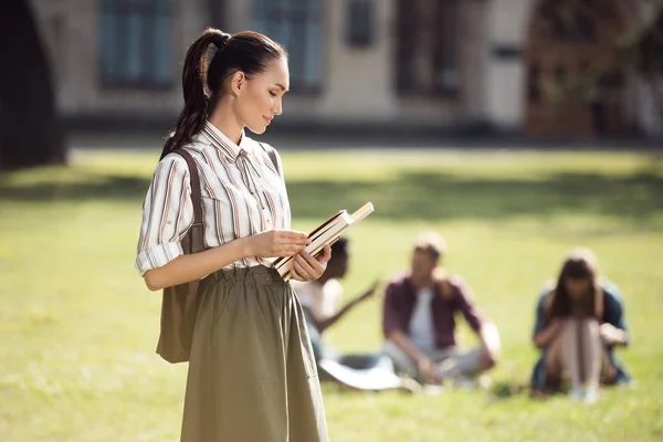 Belle asiatique étudiant avec livres — Photo de stock