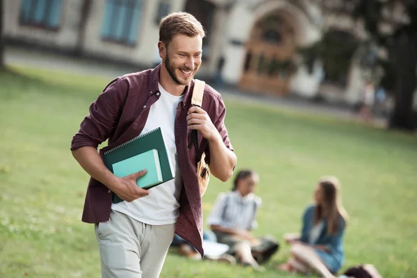 Sorridente studente maschio — Foto stock