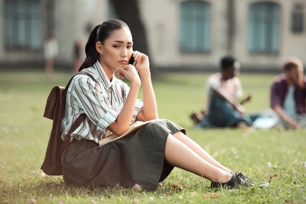 Asiático estudiante hablando en smartphone - foto de stock