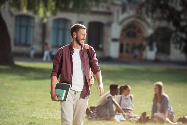 Étudiant avec livres près de l'université — Photo de stock