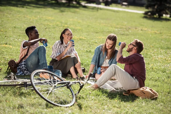 Multiethnic students drinking soda — Stock Photo