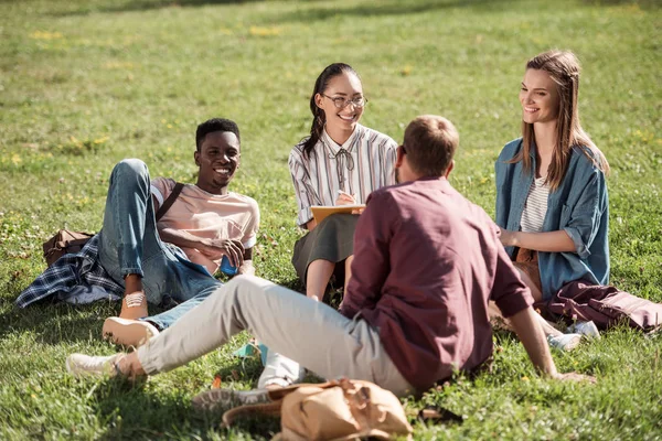Estudantes multiétnicos estudando juntos — Fotografia de Stock