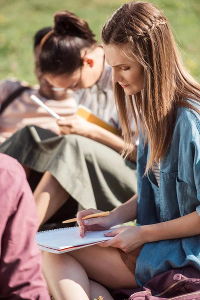 Estudiante atractivo tomando notas - foto de stock