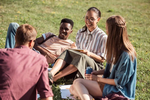 Estudiantes multiétnicos estudiando juntos — Stock Photo