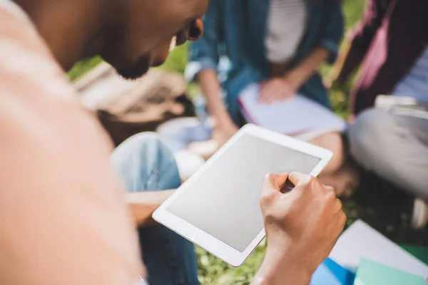 Homme utilisant une tablette numérique — Photo de stock