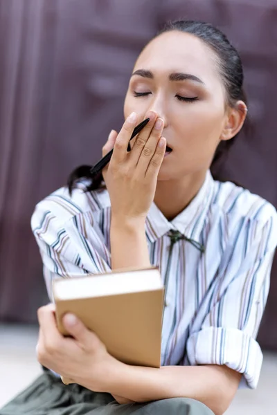 Mujer asiática con libro - foto de stock