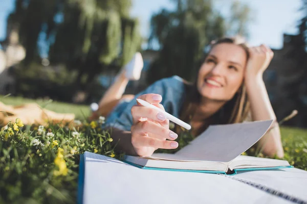 Giovane donna che studia nel parco — Foto stock