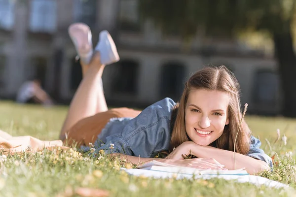 Junge Frau studiert im Park — Stockfoto