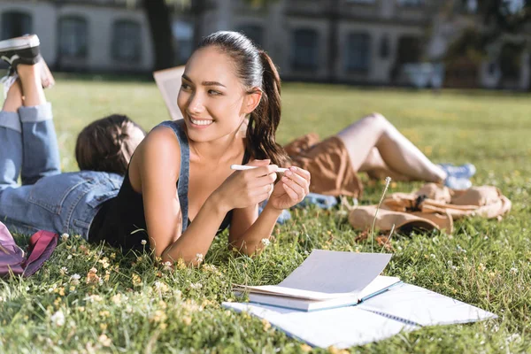 Giovani studenti multietnici — Foto stock