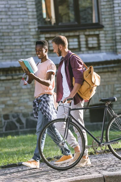 Jeunes étudiants multiculturels — Photo de stock