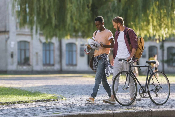 Multikulturelle junge Studenten — Stockfoto