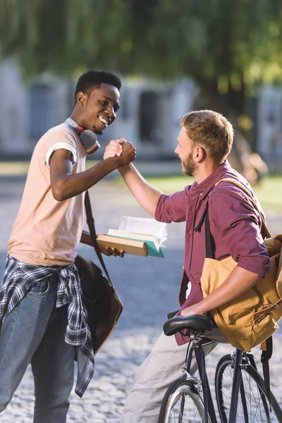 Estudantes saudação no parque — Fotografia de Stock