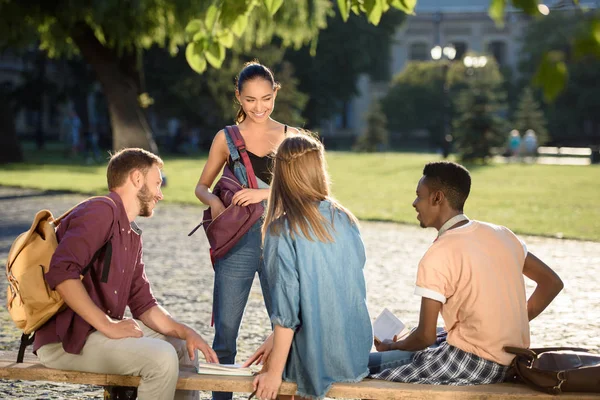 Groupe d'étudiants heureux — Photo de stock