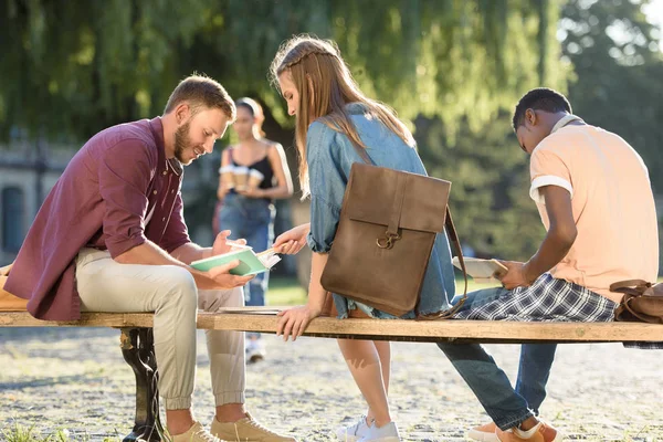 Étudiants étudiant sur banc dans le parc — Photo de stock