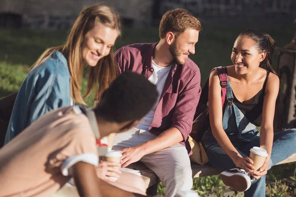 Estudiantes pasando tiempo juntos - foto de stock