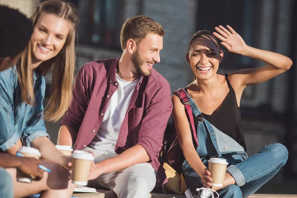 Studenti che passano del tempo insieme — Foto stock