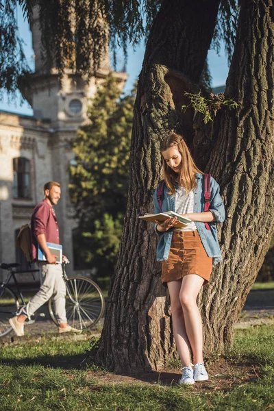 Estudiante chica leyendo tarea — Stock Photo