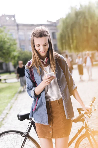 Jeune fille en utilisant smatphone — Photo de stock