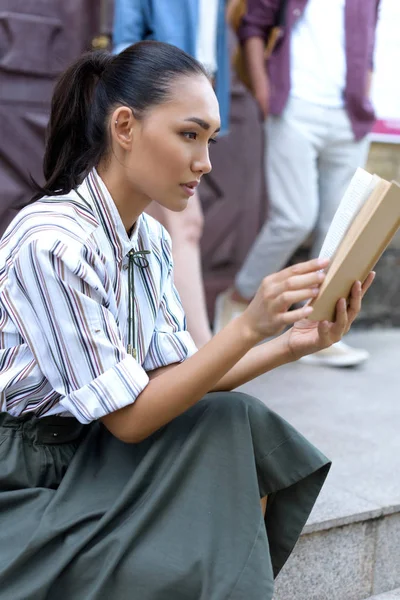 Reading book — Stock Photo