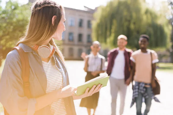 Groupe d'étudiants heureux — Photo de stock