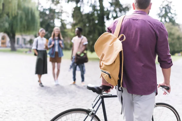 Jovem com bicicleta e mochila — Fotografia de Stock