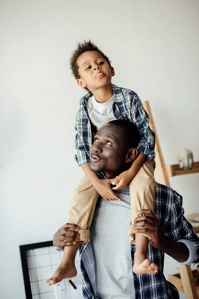 Filho piggybacking no pai — Fotografia de Stock