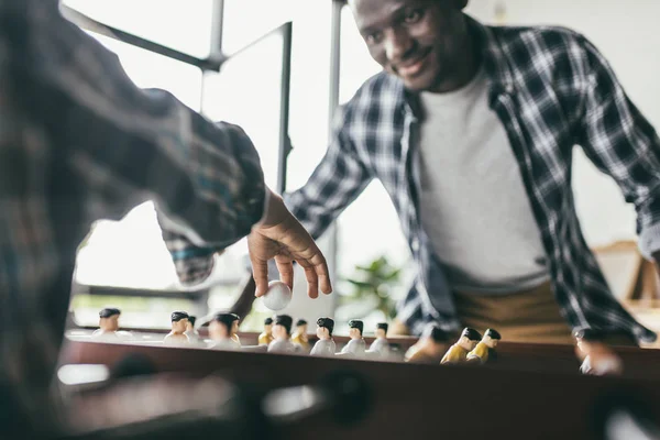 Père et fils jouant kicker — Photo de stock