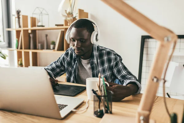 Homem desenho com tablet digital — Fotografia de Stock