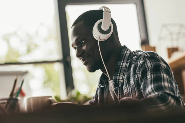 Homem feliz em fones de ouvido — Fotografia de Stock