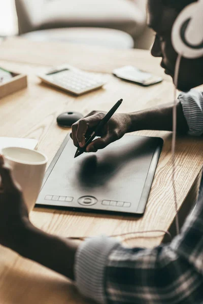 Homem desenho com tablet digital — Fotografia de Stock