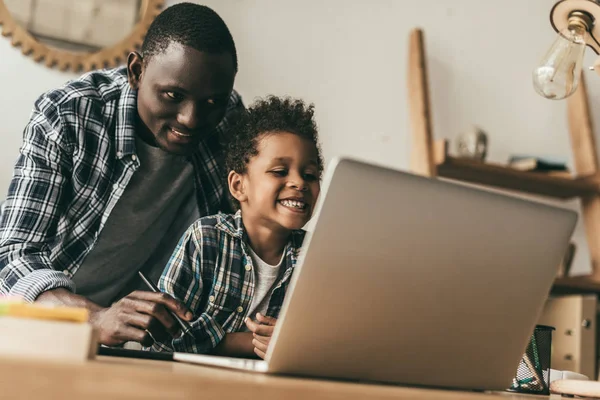 Father and son drawing with tablet — Stock Photo