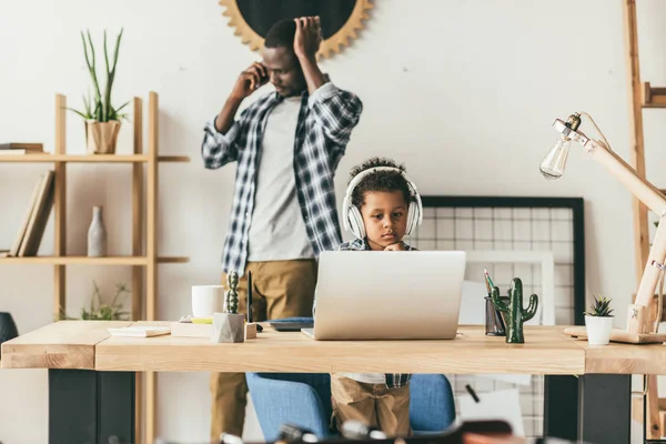 Père parlant par téléphone avec son fils au bureau — Photo de stock