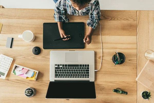 Boy drawing with digital tablet — Stock Photo