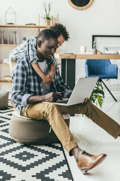 Father spending time with son and working — Stock Photo