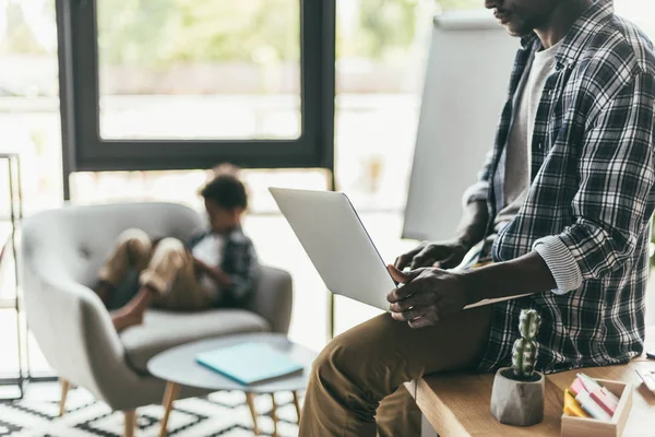 Père et fils utilisant des gadgets — Photo de stock