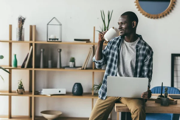 Homme travaillant avec ordinateur portable — Photo de stock