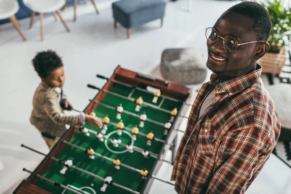 Padre e hijo jugando fútbol americano - foto de stock