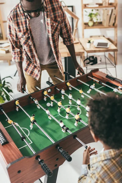 Padre e hijo jugando fútbol americano - foto de stock