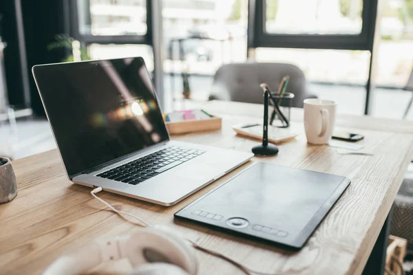 Laptop and graphic tablet on table — Stock Photo