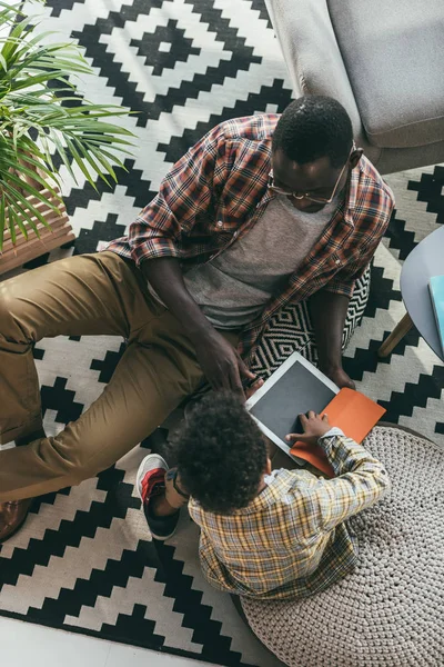 Padre e figlio con tablet digitale — Foto stock